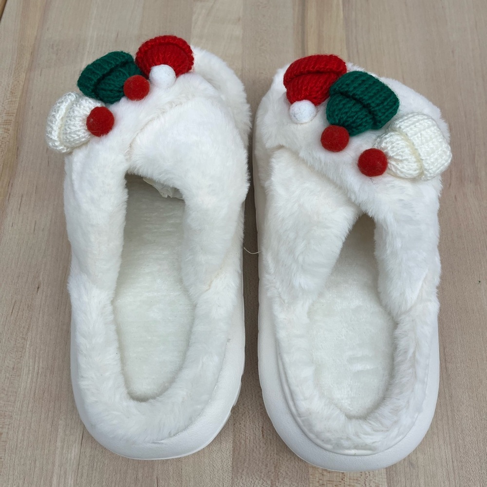 women's fluffy white slippers with Christmas hat decorations size 40-41 US 9.5